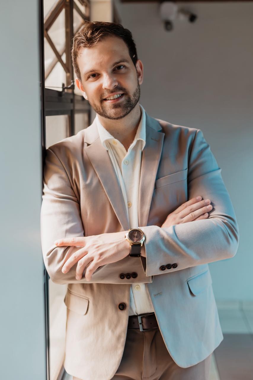 Dr. Álvaro Silvério