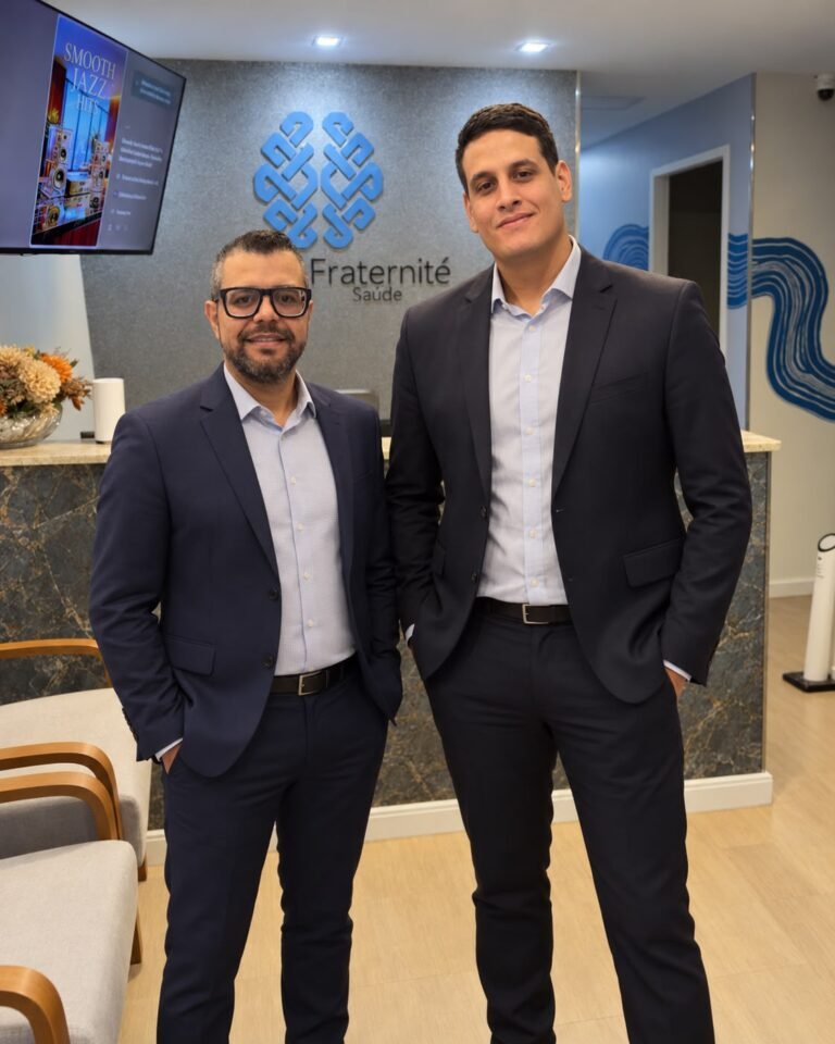 Dr. André Martins Dantas Santana, médico perito, e Diego Feitosa Dantas Santana, psicólogo e neuropsicólogo, sócios da Fraternité Saúde, na recepção da clínica